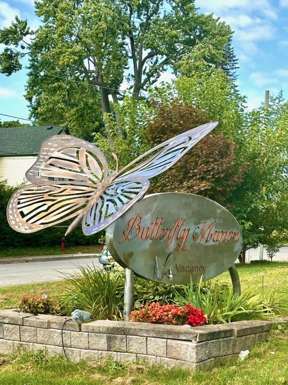 Bed and Breakfast Butterfly Manor Ніагара-Фоллс Екстер'єр фото